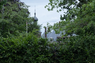 Bezorgdheid om zicht op Huize Hoevelaken: monumentaal pand verdwijnt achter metershoge haag