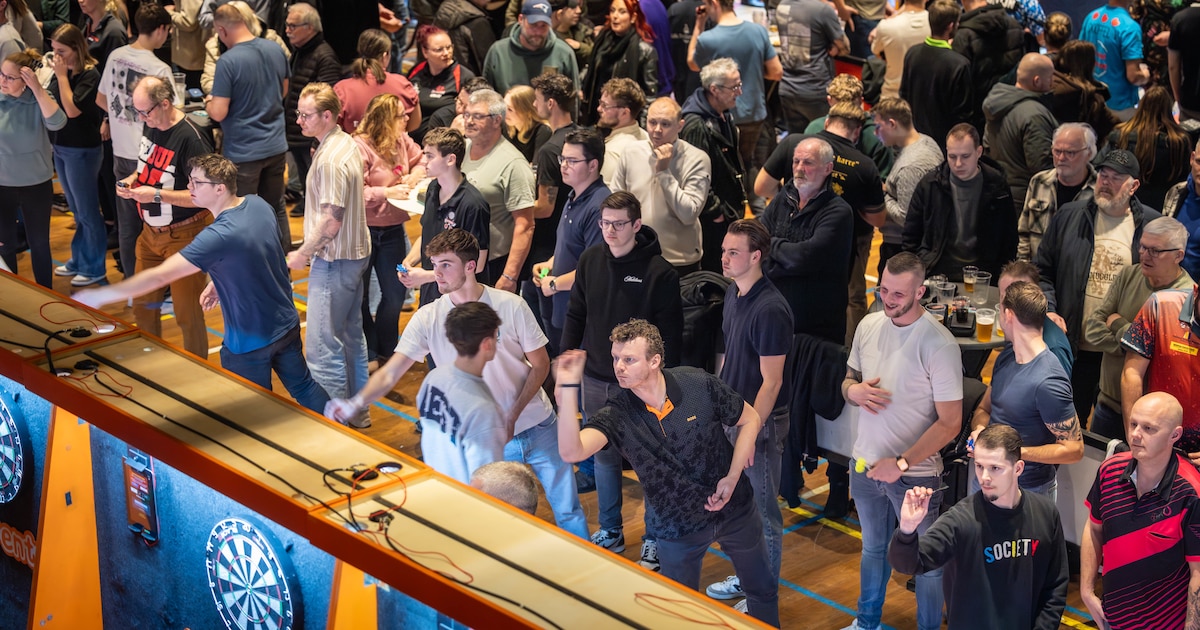 Darts blijft populair. Dat merken ze in Steenwijk, waar Richard Veenstra koppelwedstrijd wint