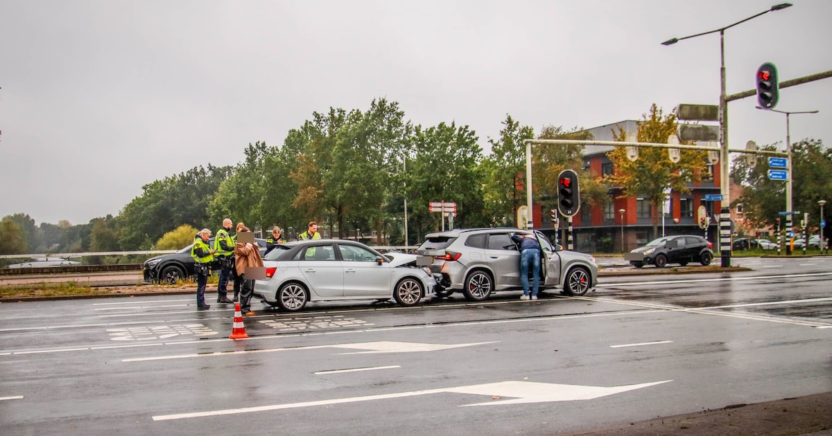 Twee auto’s botsen op elkaar bij verkeerslichten in Amersfoort