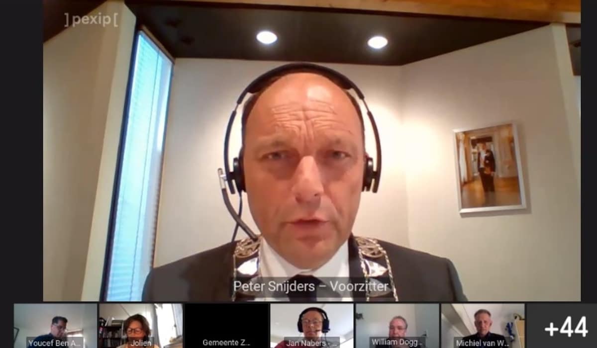 Voorzitter Peter Snijders tijdens de eerste digitale gemeenteraadsvergadering van Zwolle.