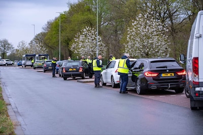‘Waardevolle controle’ langs A1 bij Holten: 850 boetes en kwart miljoen aan belastingschuld