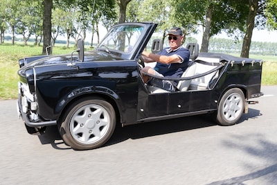 Vader Gerrit-Jan en zoon Rob zijn gek op Trabi’s, helemaal op die ene ‘waarmee je je nagels over de 