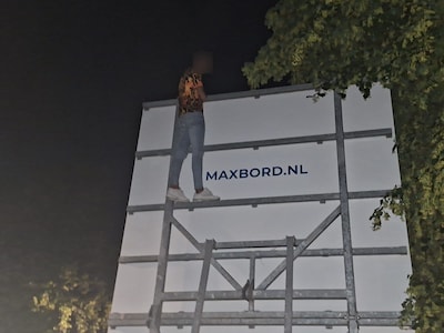 Dronken man klimt op metershoog informatiebord in Apeldoorn en belt vervolgens zelf de brandweer