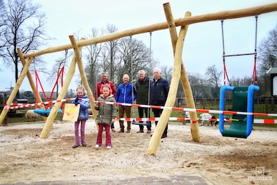 Nieuwe schommels Kinderboerderij Ommen