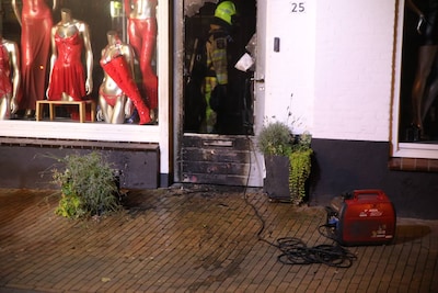 Deur zwartgeblakerd door brand bij erotiekwinkel in Apeldoorn