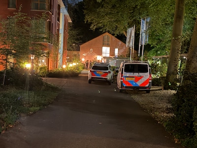 Mogelijk steekincident bij Hotel in Putten: politie met meerdere wagens aanwezig