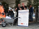 Ezra van de Zedde (links) en Ronald Kragt uit Wezep zijn Nederlands kampioen straatmaken.