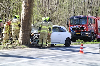 Bestuurder gewond na botsing tegen boom in Terschuur