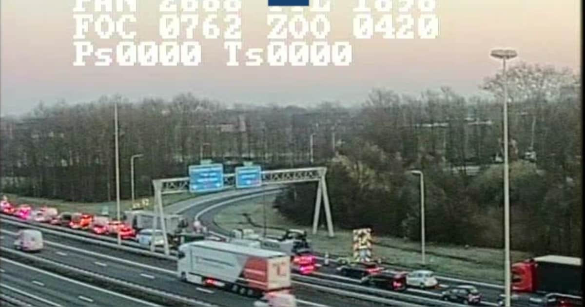 Omrijden of stilstaan: veel overlast op A28 en A1 door vorstschade