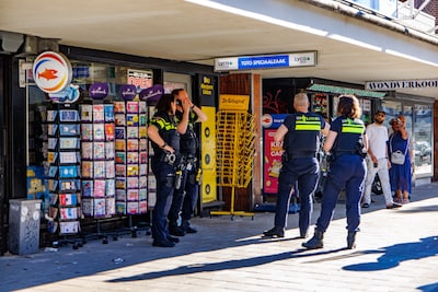 Gewapende overval tabakswinkel in Amsterdam: verdachte nog voortvluchtig