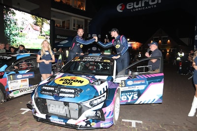 Een band die wegrolt, een Dakar-held die strandt en geheime codes uit de cockpit: dit was de Hellend
