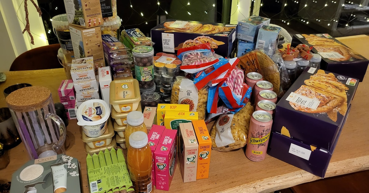 Leden Zeeaster Loge stellen pakketten samen voor inloophuizen Lelystad