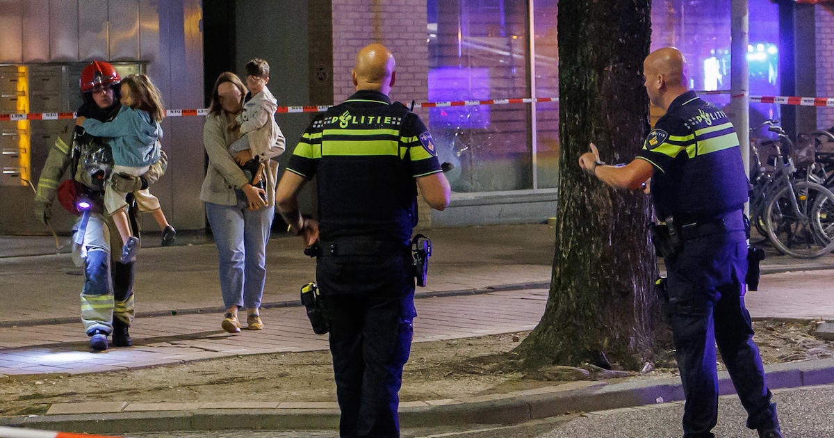 Grote brand in supermarkt in Amsterdam-West, kind gered uit bovenwoning