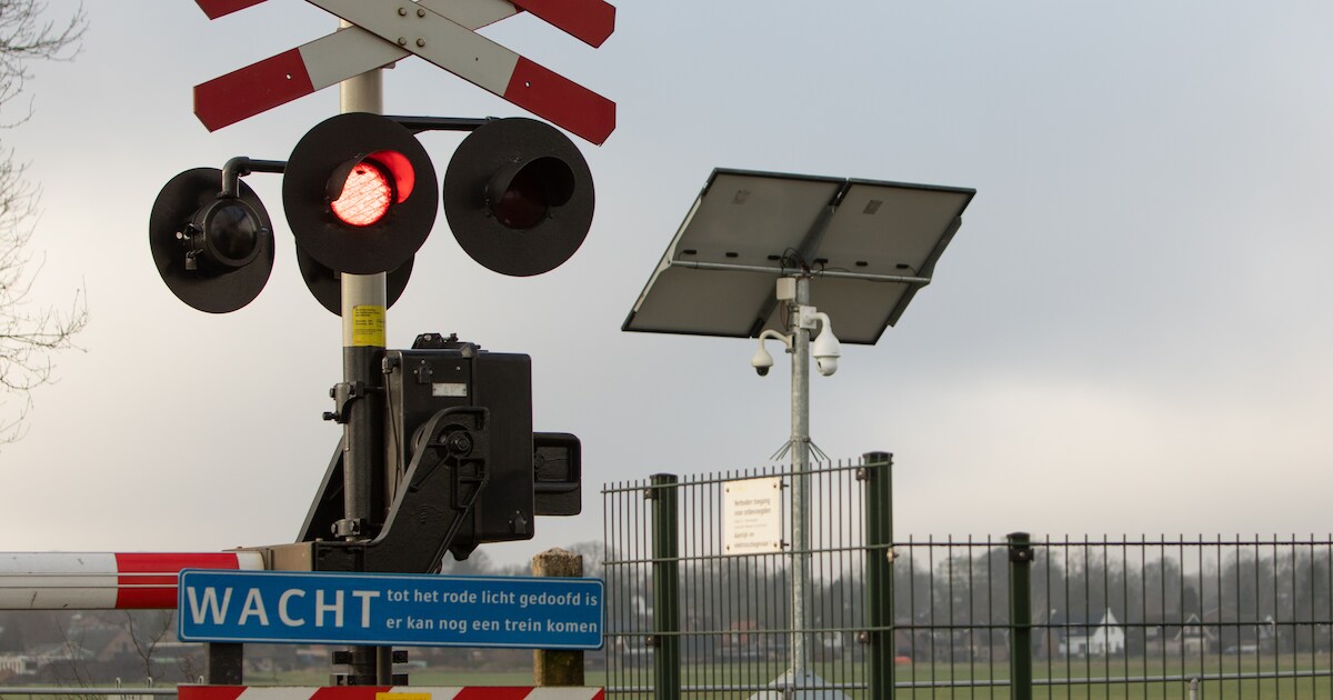 Geen treinen tussen Meppel en Assen na aanrijding op overweg.