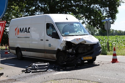 Bestelbus komt op N350 tussen Rijssen en Holten in botsing met vrachtwagen, bestuurder gewond