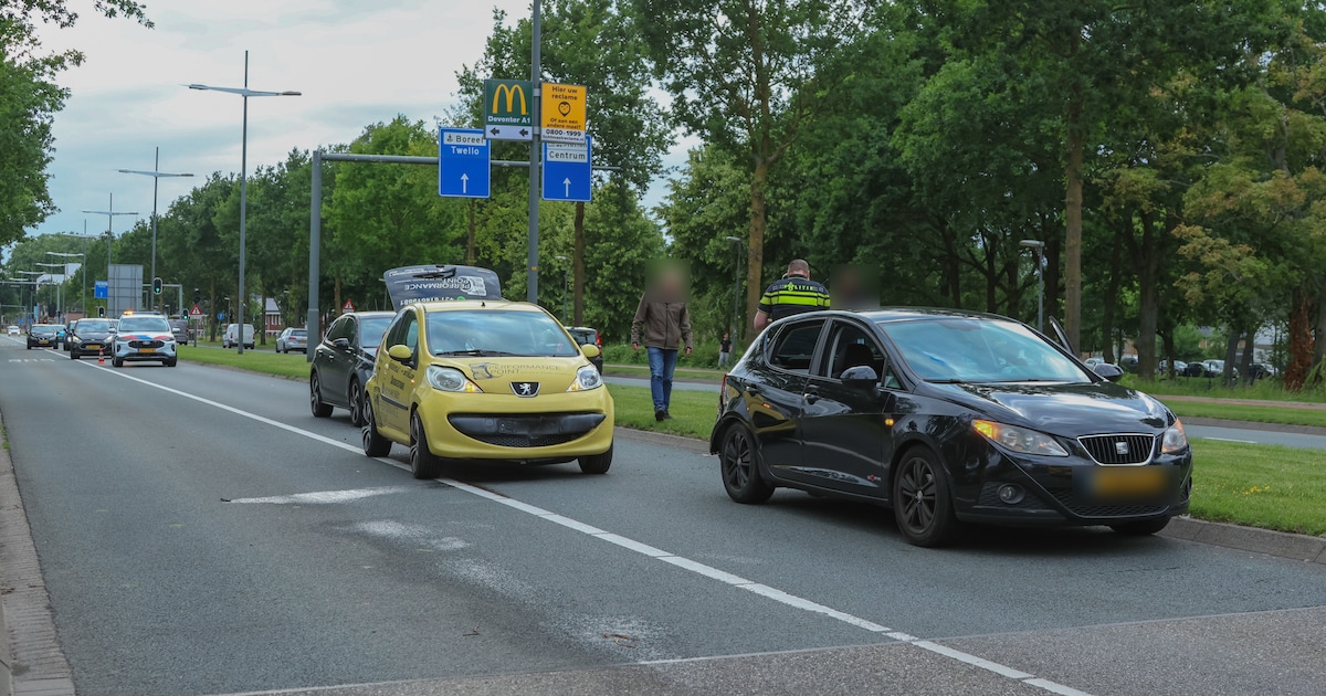 Twee auto's betrokken bij kop-staartbotsing aan Snipperlingsdijk in Deventer