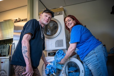 Hij waste zijn kleren bij een benzinepomp, nu heeft hij keuze: ‘Ik zag hem voor het eerst echt vroli