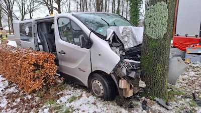Busje raakt boom in Bergentheim: overal brokstukken en bestuurder gewond naar ziekenhuis