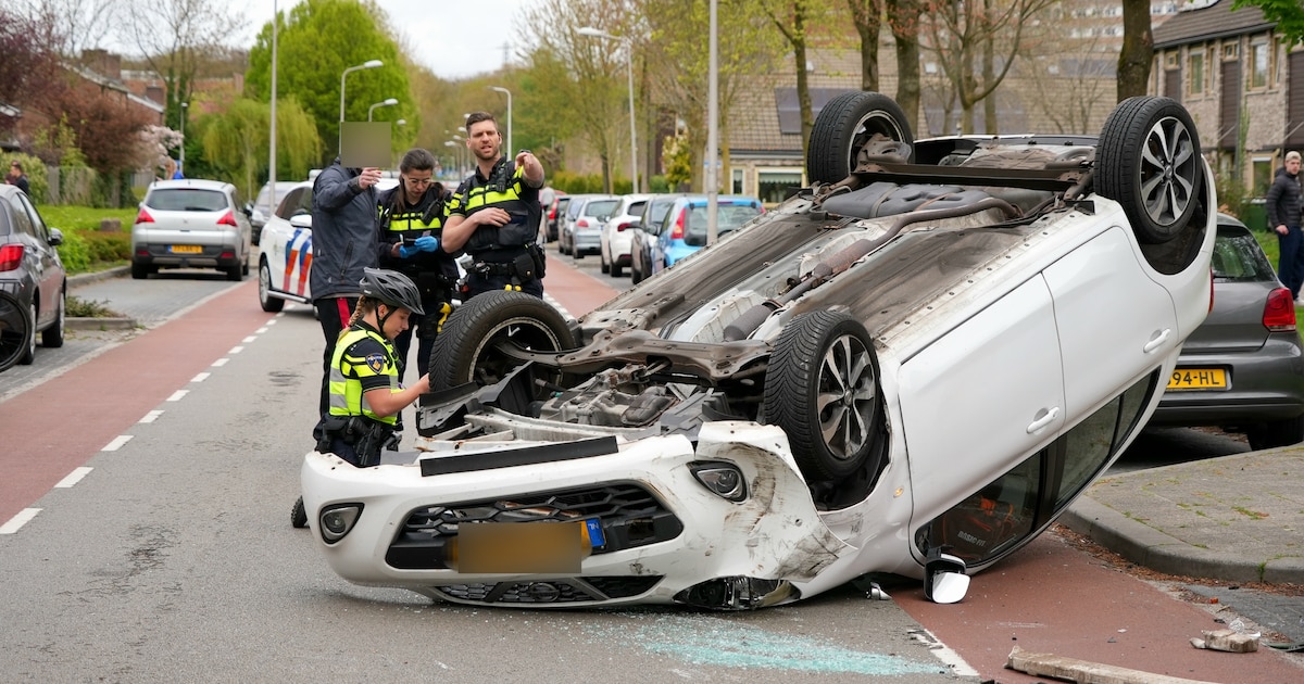 Auto over de kop geslagen op Bethesdastraat in Hoogeveen, straat dicht