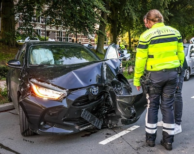Auto knalt tegen paal op Stadsring in Amersfoort
