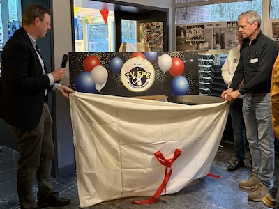 Tennisvereniging Epe start jubileumjaar met onthulling van speciaal logo