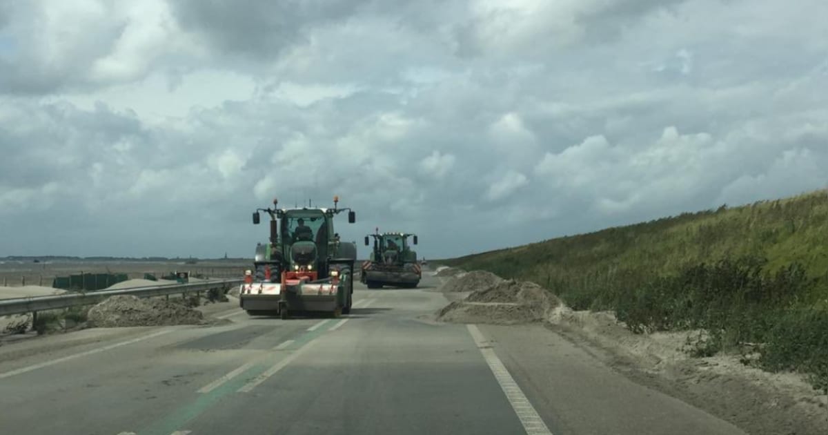 Sahara in de polder: stuifzand jaagt verkeer van de Houtribdijk bij Lelystad