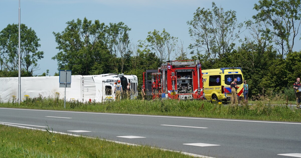 Vrachtwagen belandt op zijkant op Ganzenweg in Zeewolde, weg afgesloten voor verkeer