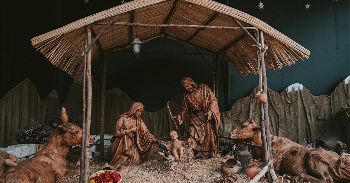 Vollenhove kerststallenstad met expositie in Stadsmuseum en achter de ramen in centrum