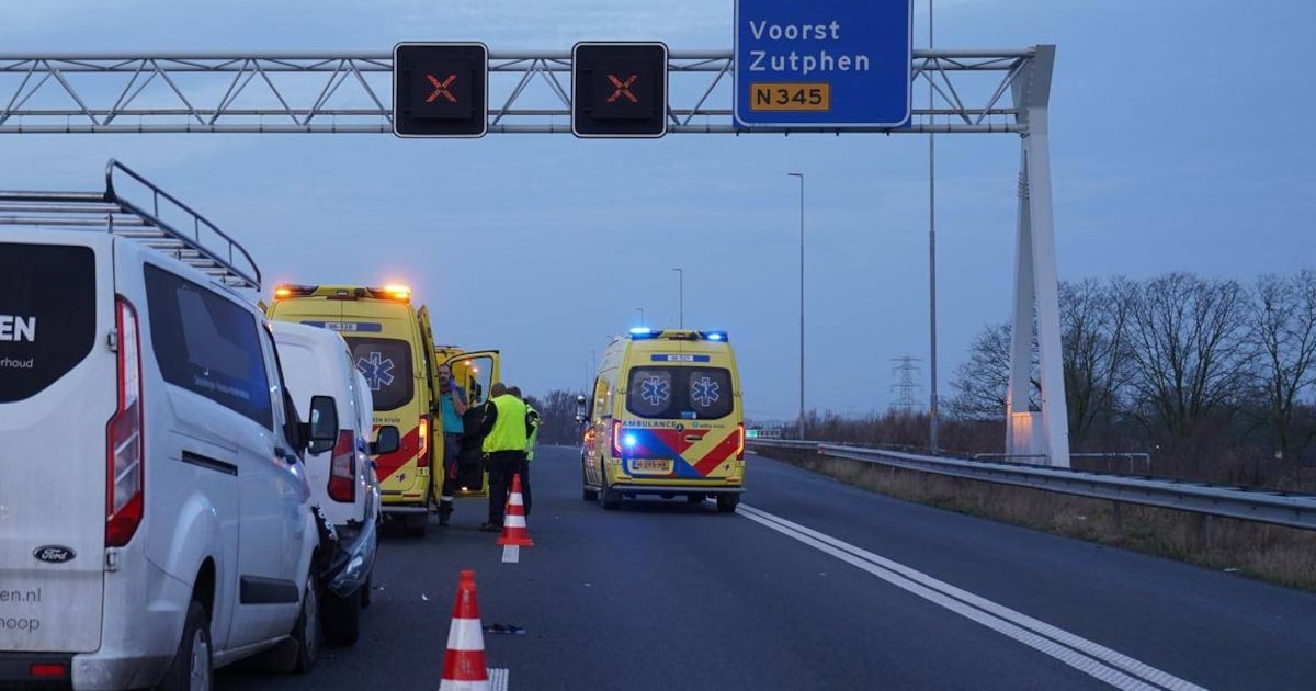Bestelbusjes botsen op elkaar op A1 tussen Deventer en Apeldoorn