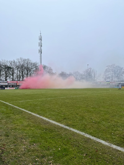 LIVE | Vuurwerk voor aanvang van kraker in Geesteren én er is al een duel gespeeld