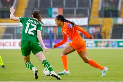 LIVE | Oranje moet winnen om directe plaatsing voor WK in eigen hand te houden, wissels zitten in Ierland in de regen