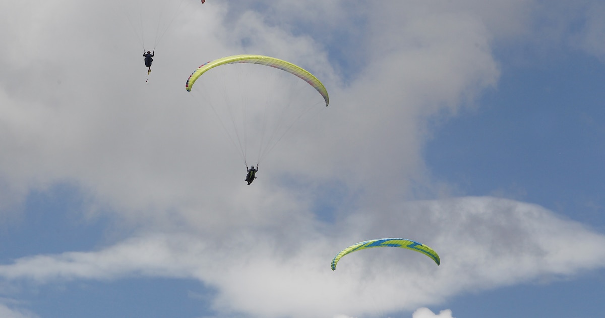 Paragliders kleuren de hemel boven het Vechtdal tijdens NK paragliding