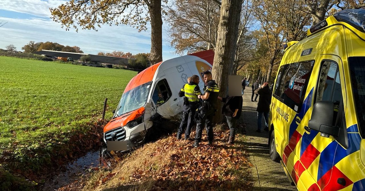 PostNL bus belandt in greppel op Twentseweg in Heino