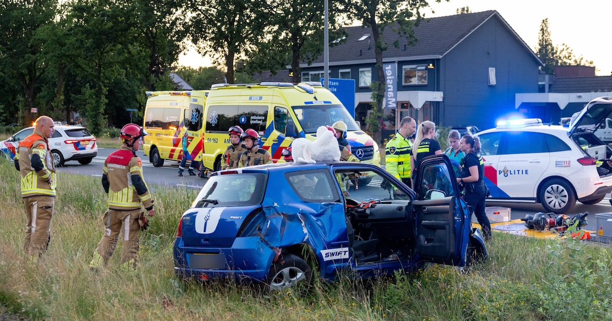 Auto zwaar beschadigd na ongeval in Dalfsen