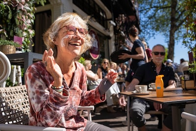 Terrassen zitten vol op deze zomerse dagen: smeren mensen zich eigenlijk wel in? We testen het