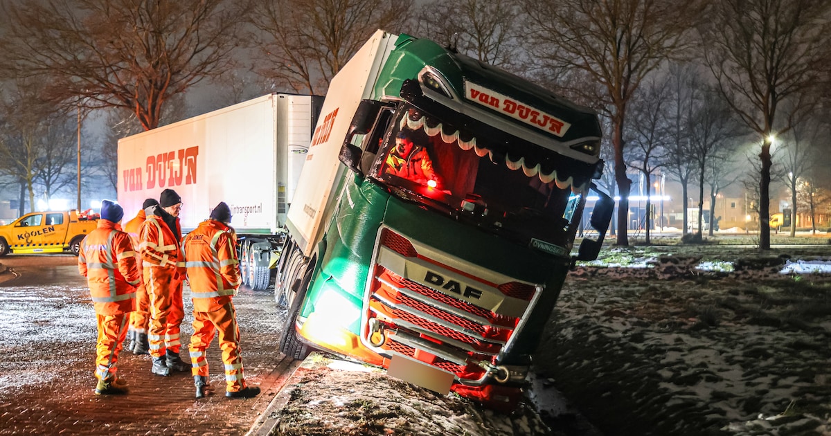 Vrachtwagen rijdt van weg af in Klazienaveen