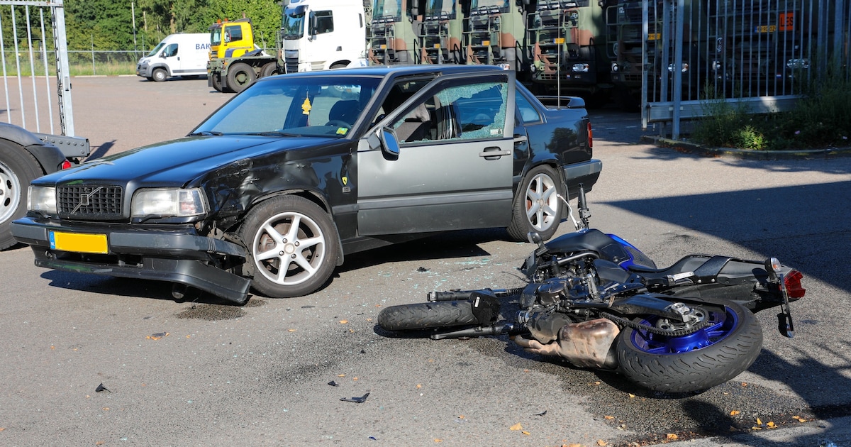 Celstraf en rijverbod geëist tegen chauffeur die motorrijder in Scherpenzeel het ziekenhuis in rijdt