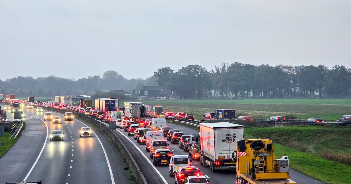 Auto botst met vrachtwagen op A35 in Almelo