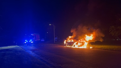 Auto volledig verwoest door brand op Bakboord in Dronten