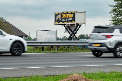 Discussie om reclame langs de snelweg bij Zwolle: ‘Staat er illegaal’