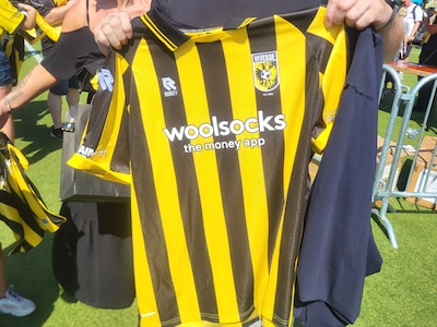 Nieuw thuisshirt Vitesse, met afbeelding van Kashia, grijpt terug op historische bekerwinst