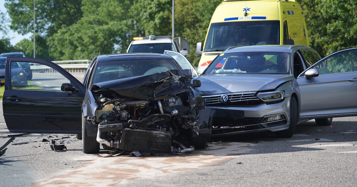 Harde botsing op afrit Maas en Waalweg, meerdere gewonden naar ziekenhuis