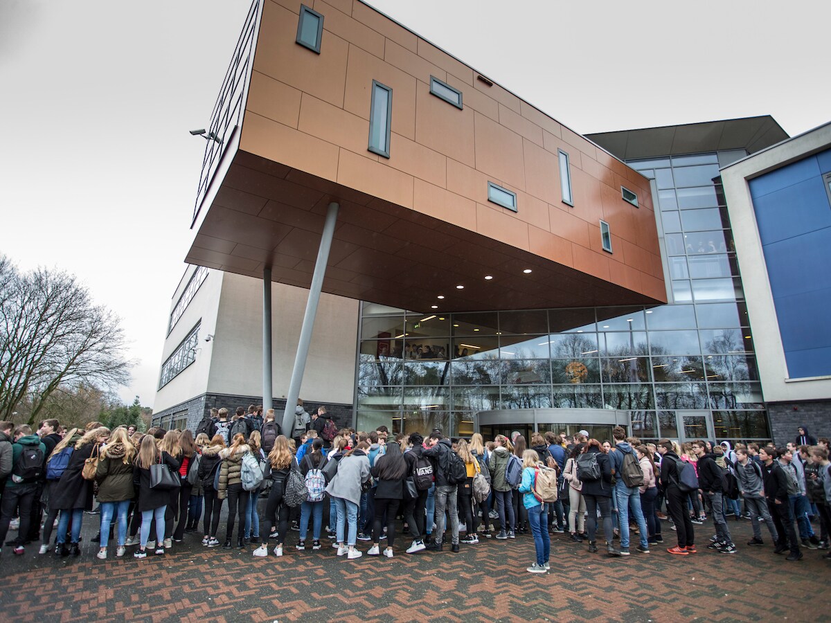 Massaal protest in Lochem tegen schorsing docent die porno keek in de klas  | Lochem | destentor.nl