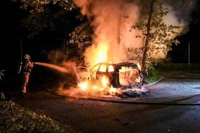 Auto crasht tegen boom en vliegt in brand in Amersfoort