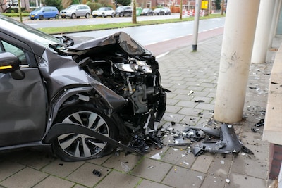 Auto schiet trottoir op en ramt pilaar van gebouw in Enschede