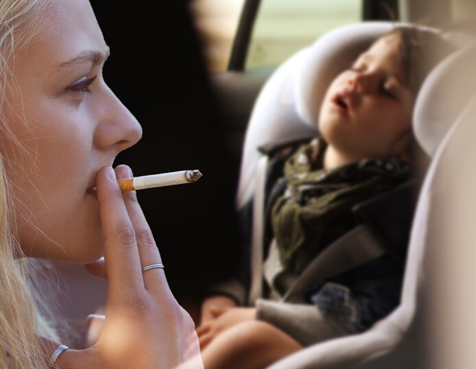 Geen wet die moeder het roken in de auto verbiedt, toch spraken agenten ...