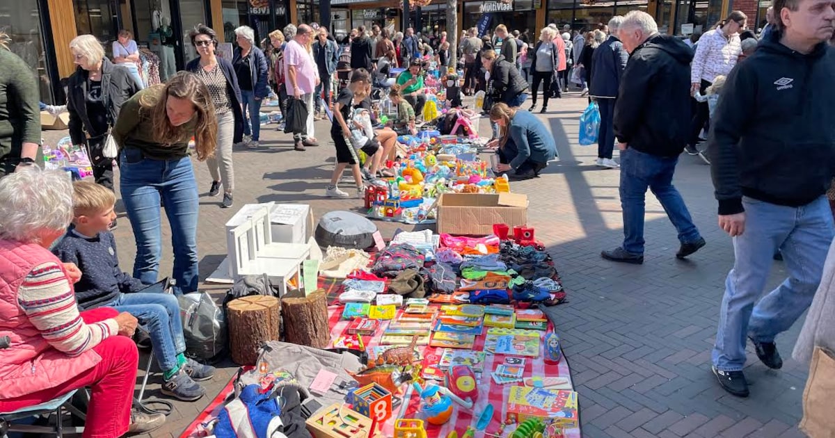 Kleedjesmarkt voor kinderen in winkelcentrum Colmschate