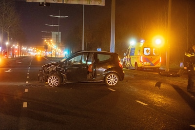Brokstukken en olie op de weg: vrouw gewond nadat ze met auto tegen paal rijdt in Deventer