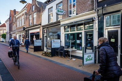 Sluiting café De Stunt in Steenwijk onder vuur: ‘Dubbele tong komt door aandoening, niet de alcohol’