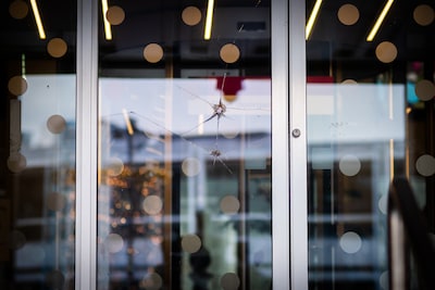 Gaten in de ruiten van de rechtbank: ‘Hé zijn jullie beschoten?’ - het lijkt anders te zitten